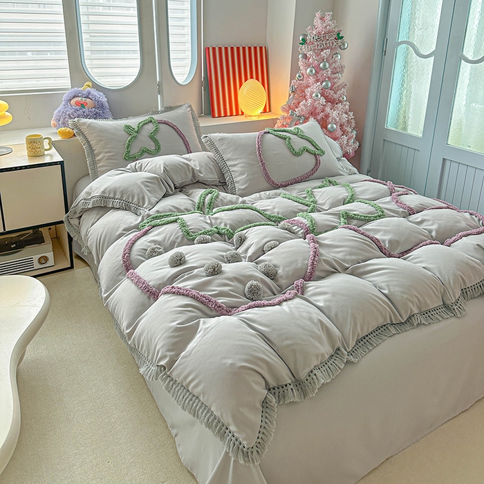 91家纺网 家纺一手货源 找家纺 缘生活 2026新款立体簇绒绣流苏四件套 大爱草莓-浅灰