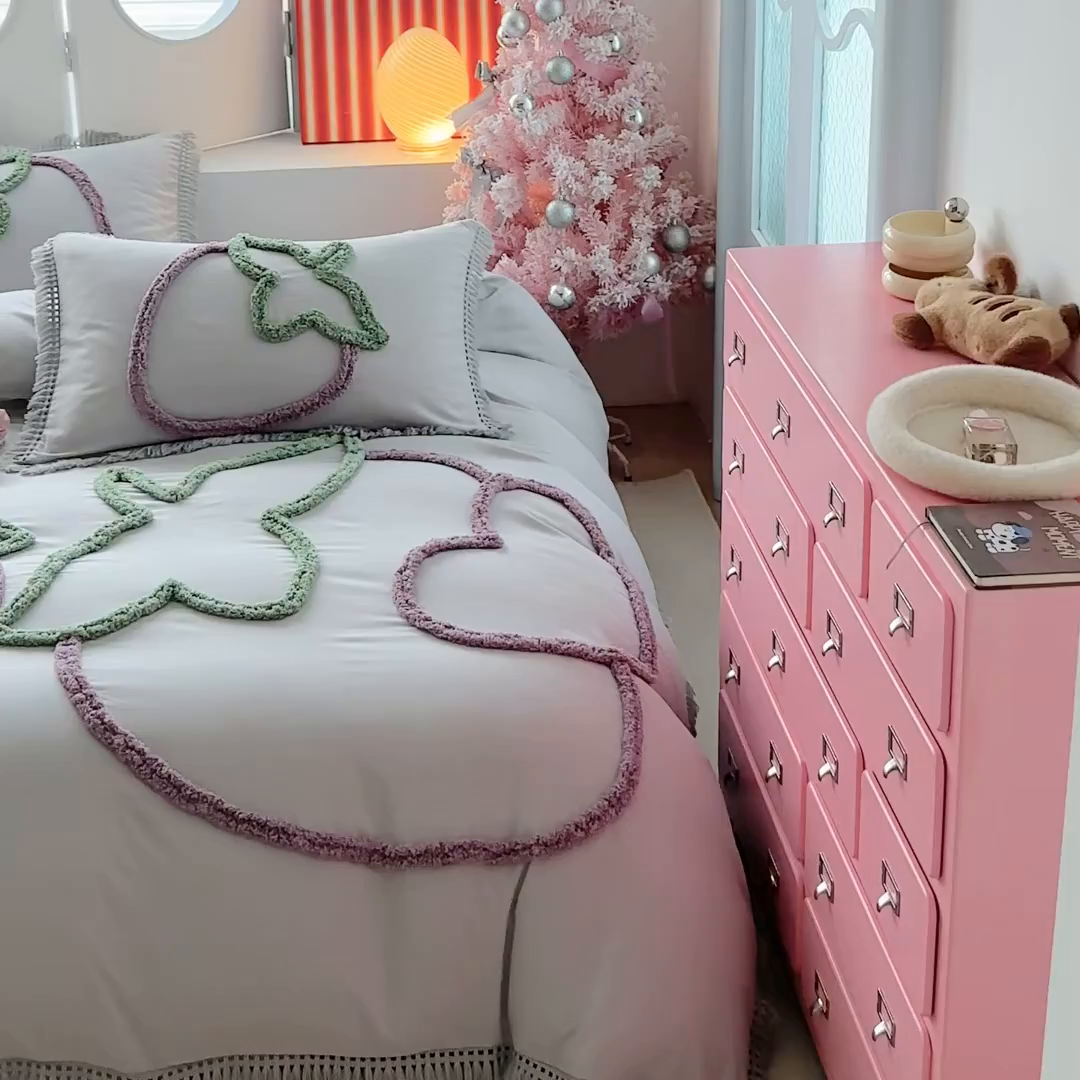 91家纺网 家纺一手货源 找家纺 缘生活 2026新款立体簇绒绣流苏四件套 大爱草莓-浅灰