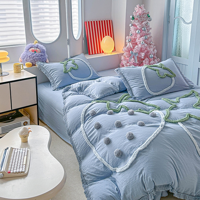 91家纺网 家纺一手货源 找家纺 缘生活 2026新款立体簇绒绣流苏四件套 大爱草莓-浅蓝