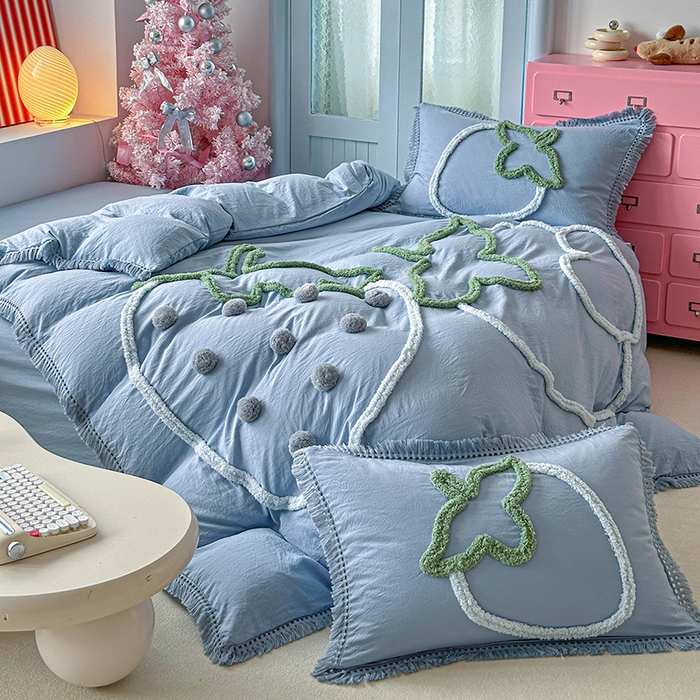 91家纺网 家纺一手货源 找家纺 缘生活 2026新款立体簇绒绣流苏四件套 大爱草莓-浅蓝