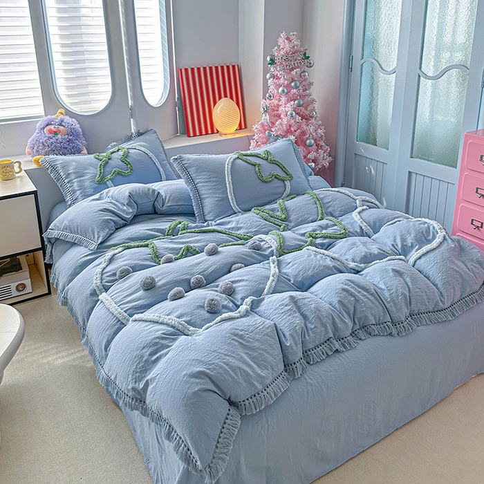 91家纺网 家纺一手货源 找家纺 缘生活 2026新款立体簇绒绣流苏四件套 大爱草莓-浅蓝