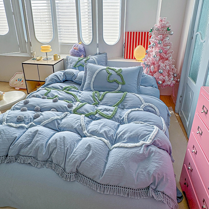 91家纺网 家纺一手货源 找家纺 缘生活 2026新款立体簇绒绣流苏四件套 大爱草莓-浅蓝