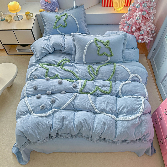 91家纺网 家纺一手货源 找家纺 缘生活 2026新款立体簇绒绣流苏四件套 大爱草莓-浅蓝