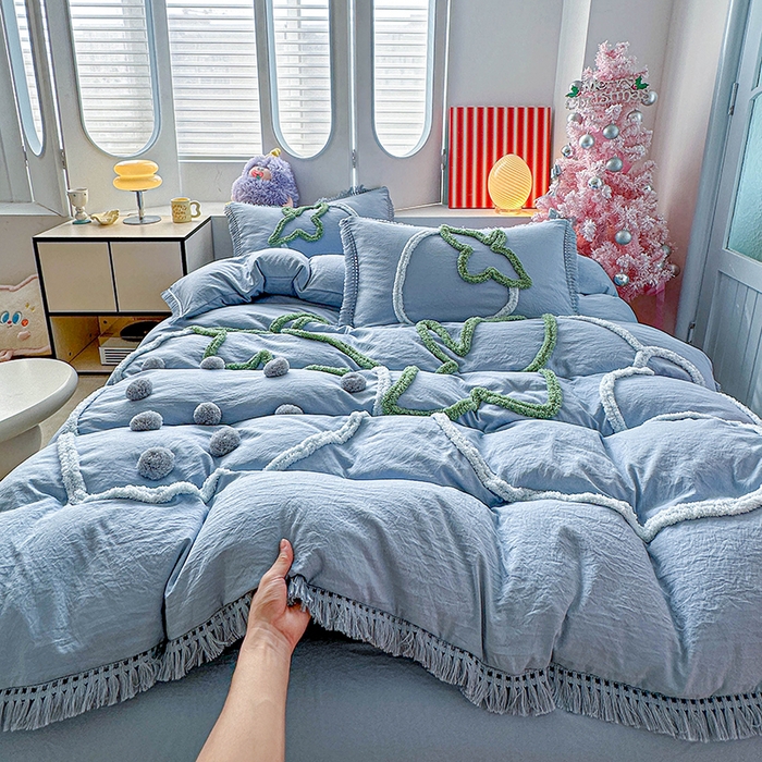 91家纺网 家纺一手货源 找家纺 缘生活 2026新款立体簇绒绣流苏四件套 大爱草莓-浅蓝