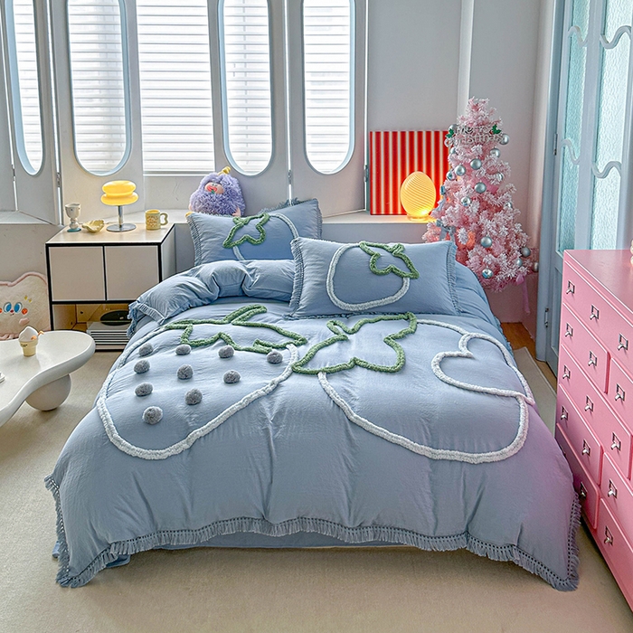 91家纺网 家纺一手货源 找家纺 缘生活 2026新款立体簇绒绣流苏四件套 大爱草莓-浅蓝