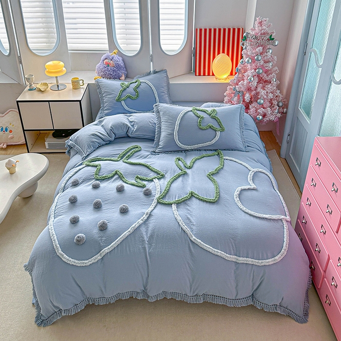 91家纺网 家纺一手货源 找家纺 缘生活 2026新款立体簇绒绣流苏四件套 大爱草莓-浅蓝