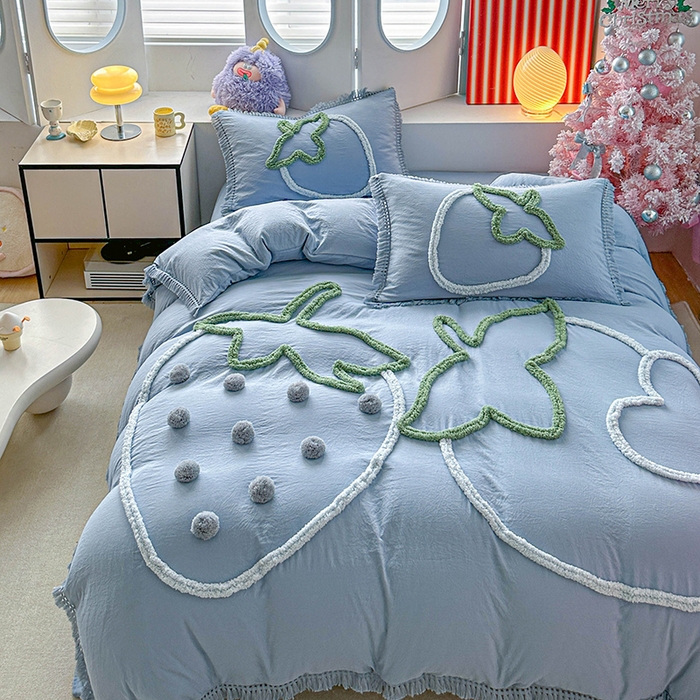 91家纺网 家纺一手货源 找家纺 缘生活 2026新款立体簇绒绣流苏四件套 大爱草莓-浅蓝
