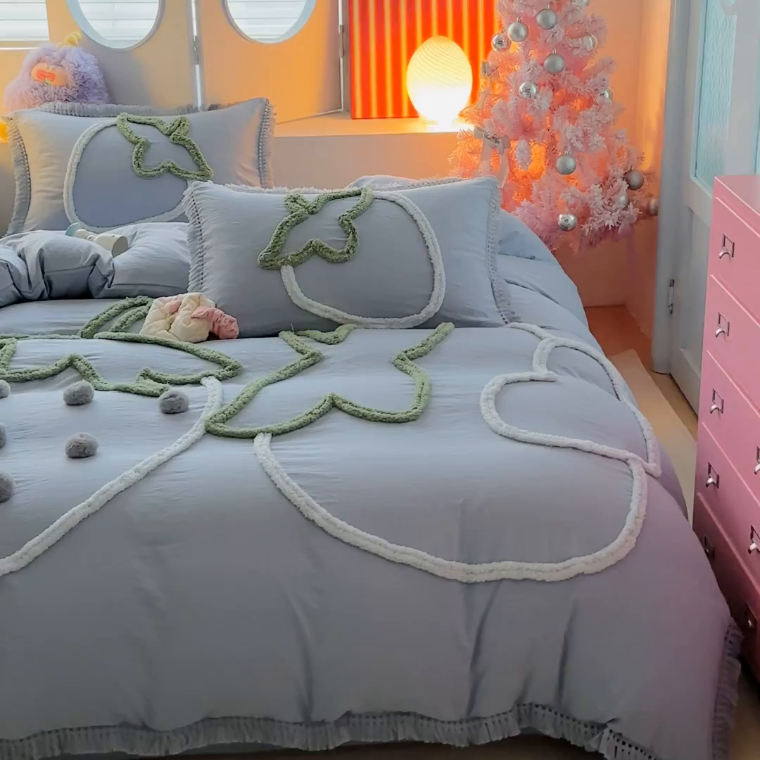 91家纺网 家纺一手货源 找家纺 缘生活 2026新款立体簇绒绣流苏四件套 大爱草莓-浅蓝