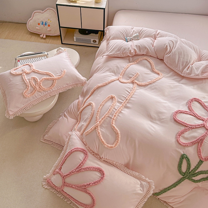 91家纺网 家纺一手货源 找家纺 缘生活 2026新款立体簇绒绣流苏四件套 大爱花小狗-粉色