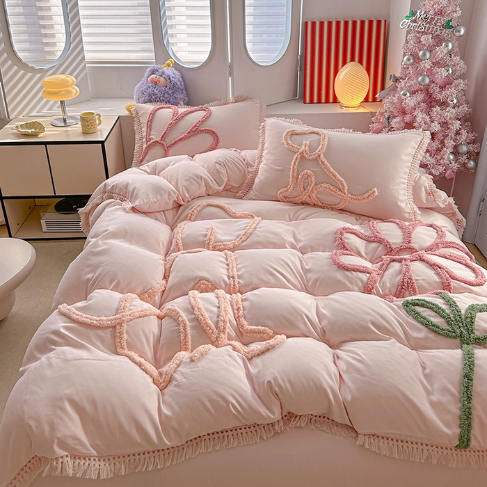 91家纺网 家纺一手货源 找家纺 缘生活 2026新款立体簇绒绣流苏四件套 大爱花小狗-粉色