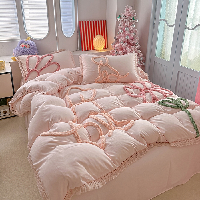 91家纺网 家纺一手货源 找家纺 缘生活 2026新款立体簇绒绣流苏四件套 大爱花小狗-粉色