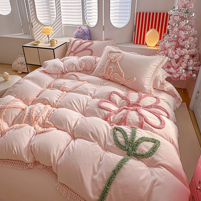 91家纺网 家纺一手货源 找家纺 缘生活 2026新款立体簇绒绣流苏四件套 大爱花小狗-粉色