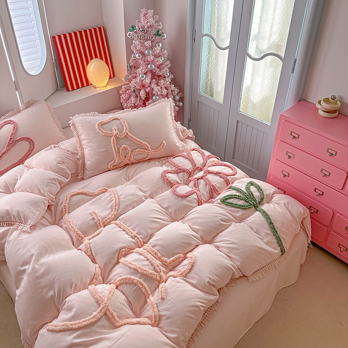 91家纺网 家纺一手货源 找家纺 缘生活 2026新款立体簇绒绣流苏四件套 大爱花小狗-粉色