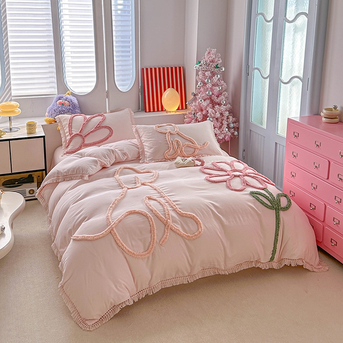 91家纺网 家纺一手货源 找家纺 缘生活 2026新款立体簇绒绣流苏四件套 大爱花小狗-粉色