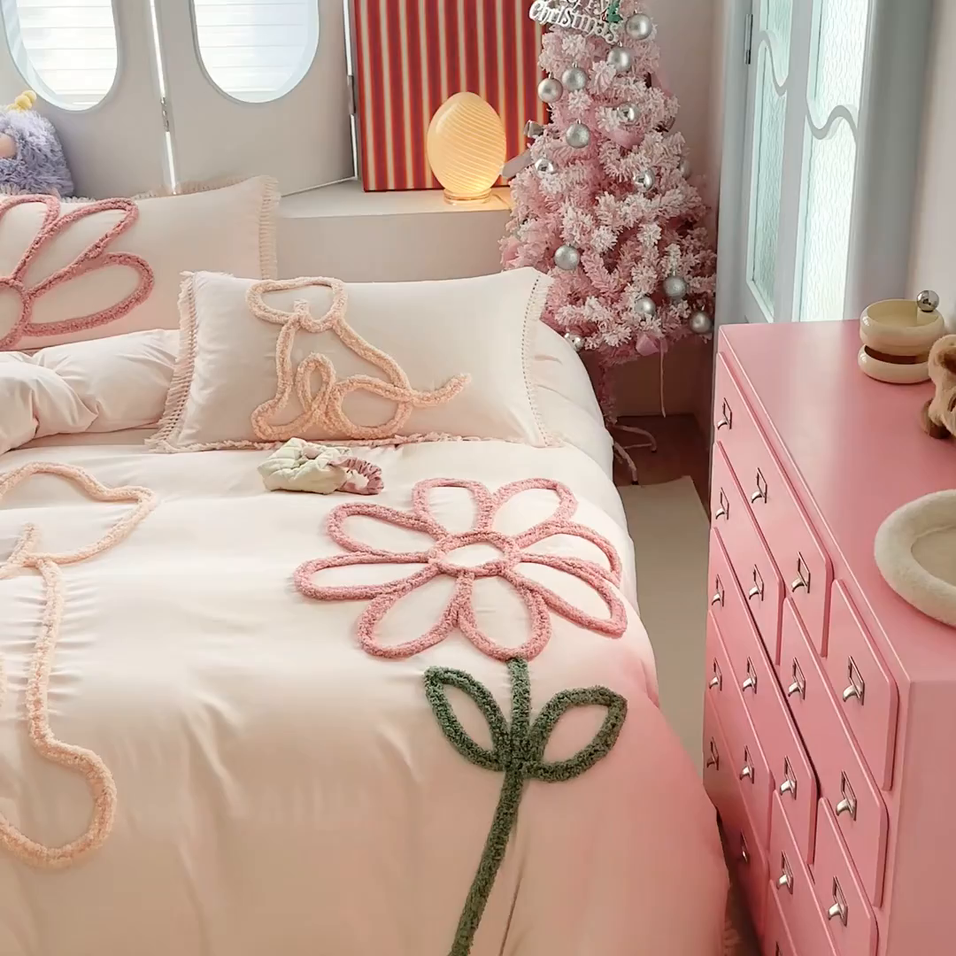 91家纺网 家纺一手货源 找家纺 缘生活 2026新款立体簇绒绣流苏四件套 大爱花小狗-粉色