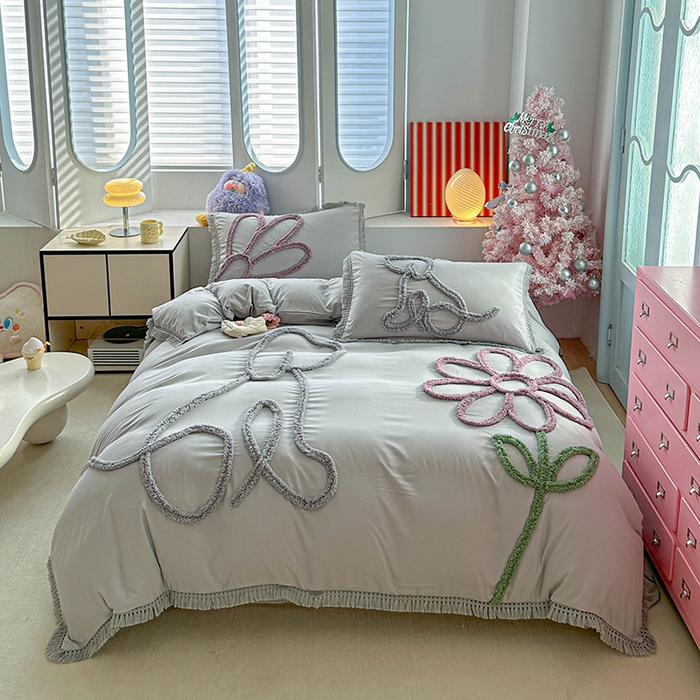 91家纺网 家纺一手货源 找家纺 缘生活 2026新款立体簇绒绣流苏四件套 大爱花小狗-浅灰