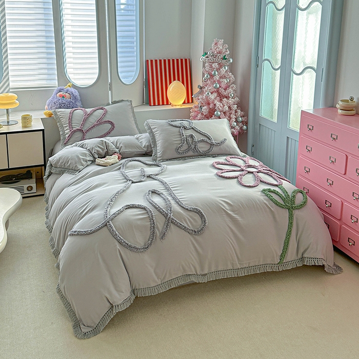 91家纺网 家纺一手货源 找家纺 缘生活 2026新款立体簇绒绣流苏四件套 大爱花小狗-浅灰