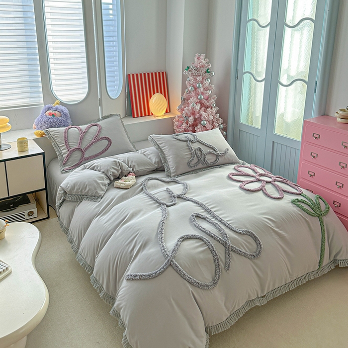 91家纺网 家纺一手货源 找家纺 缘生活 2026新款立体簇绒绣流苏四件套 大爱花小狗-浅灰