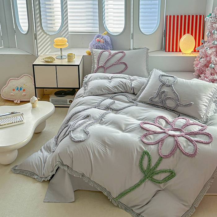 91家纺网 家纺一手货源 找家纺 缘生活 2026新款立体簇绒绣流苏四件套 大爱花小狗-浅灰