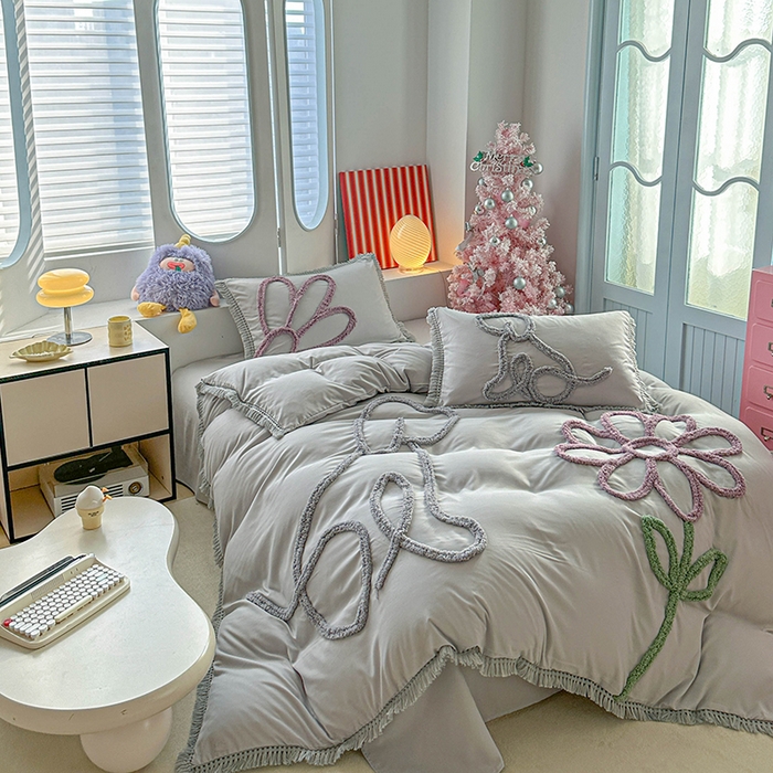 91家纺网 家纺一手货源 找家纺 缘生活 2026新款立体簇绒绣流苏四件套 大爱花小狗-浅灰