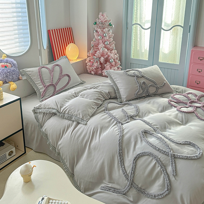 91家纺网 家纺一手货源 找家纺 缘生活 2026新款立体簇绒绣流苏四件套 大爱花小狗-浅灰