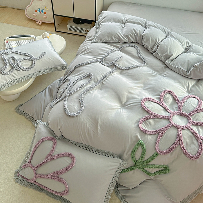 91家纺网 家纺一手货源 找家纺 缘生活 2026新款立体簇绒绣流苏四件套 大爱花小狗-浅灰