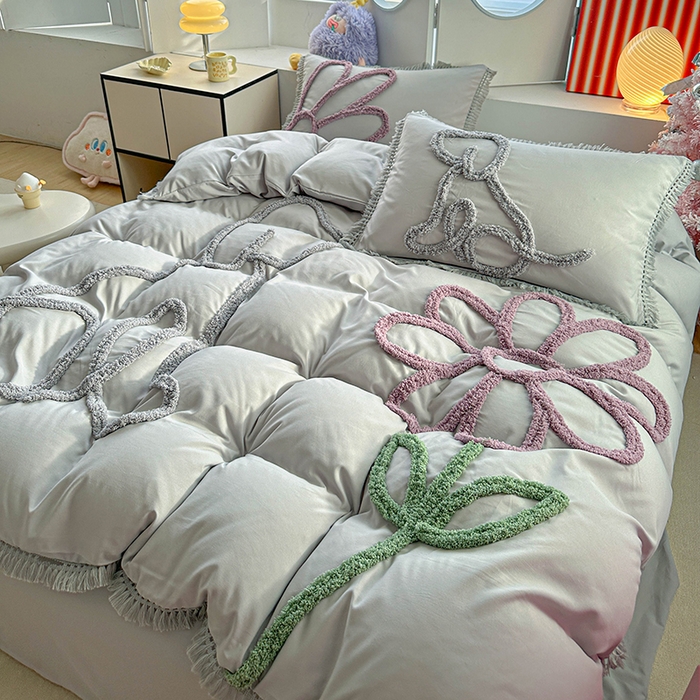 91家纺网 家纺一手货源 找家纺 缘生活 2026新款立体簇绒绣流苏四件套 大爱花小狗-浅灰