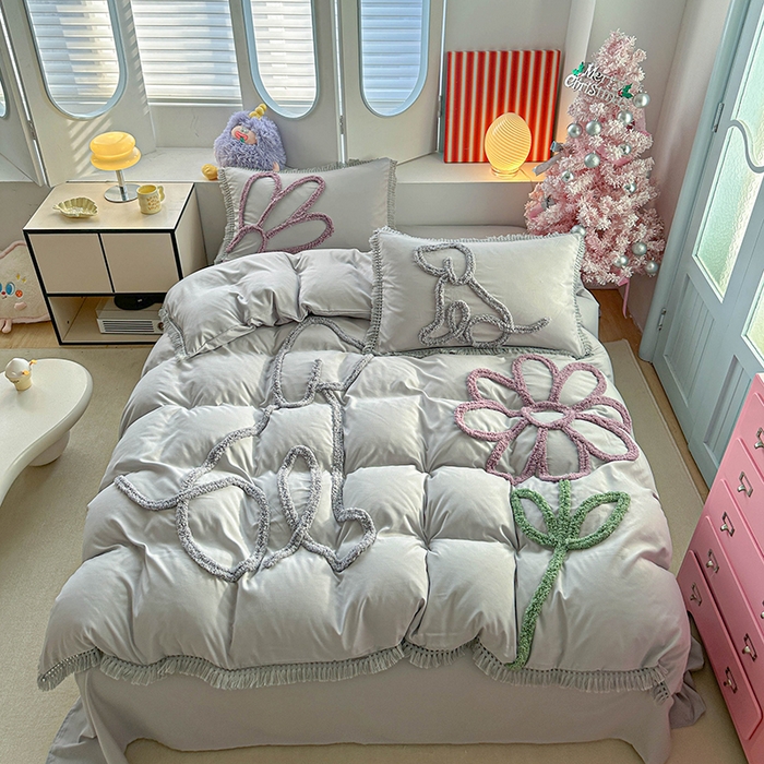 91家纺网 家纺一手货源 找家纺 缘生活 2026新款立体簇绒绣流苏四件套 大爱花小狗-浅灰