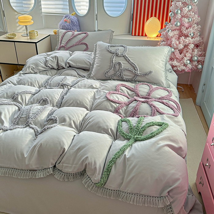 91家纺网 家纺一手货源 找家纺 缘生活 2026新款立体簇绒绣流苏四件套 大爱花小狗-浅灰