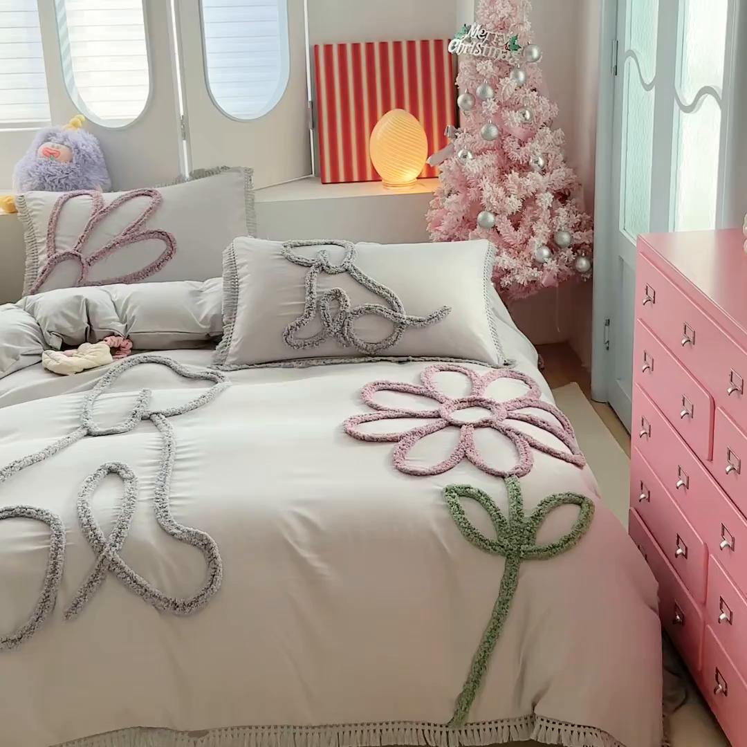 91家纺网 家纺一手货源 找家纺 缘生活 2026新款立体簇绒绣流苏四件套 大爱花小狗-浅灰