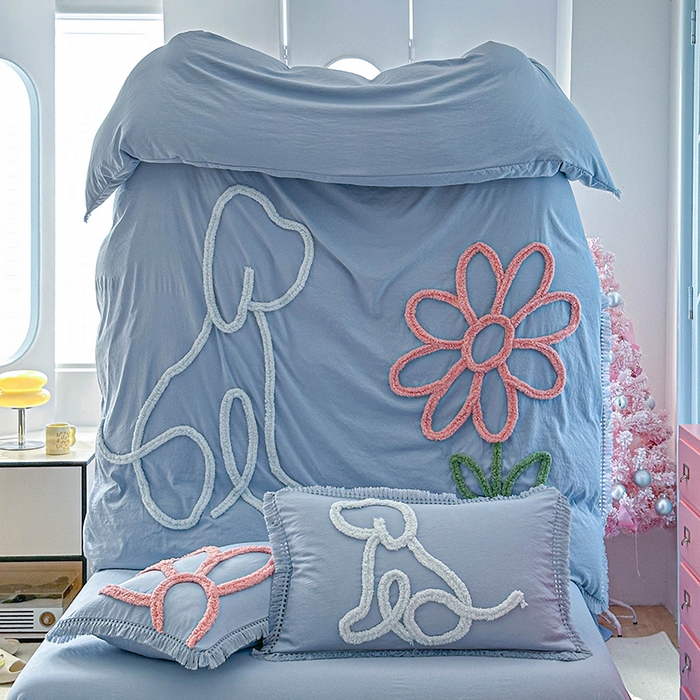 91家纺网 家纺一手货源 找家纺 缘生活 2026新款立体簇绒绣流苏四件套 大爱花小狗-浅蓝