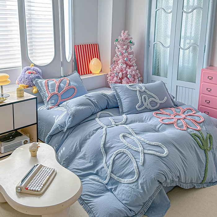 91家纺网 家纺一手货源 找家纺 缘生活 2026新款立体簇绒绣流苏四件套 大爱花小狗-浅蓝