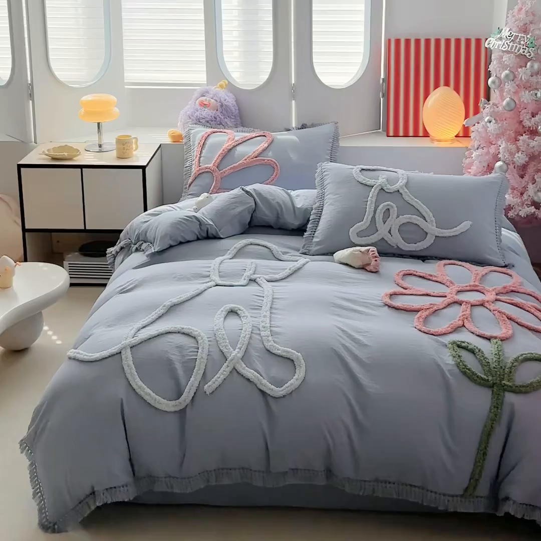 91家纺网 家纺一手货源 找家纺 缘生活 2026新款立体簇绒绣流苏四件套 大爱花小狗-浅蓝