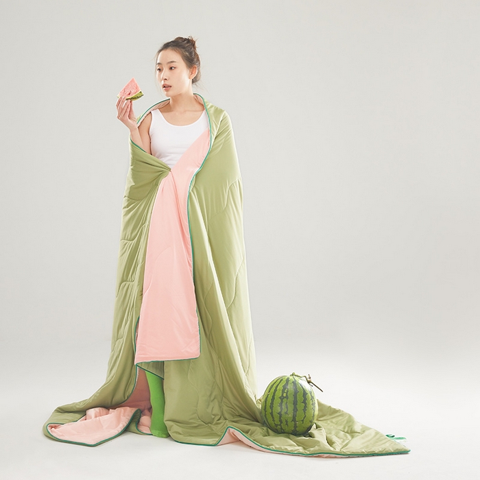 91家纺网 家纺一手货源 找家纺 爱彼家纺 2026新款A类氨纶凉感丝西瓜大豆空调被夏被夏凉被（控价最低79.9/89.9/99.9） 瓜瓜被-蜜瓜粉