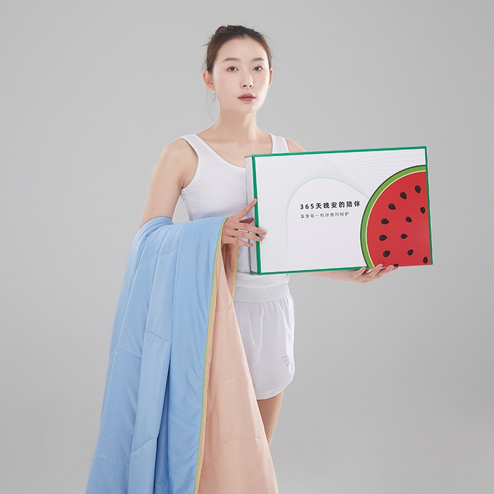 91家纺网 家纺一手货源 找家纺 爱彼家纺 2026新款A类氨纶凉感丝西瓜大豆空调被夏被夏凉被（控价最低79.9/89.9/99.9） 瓜瓜被-西瓜粉