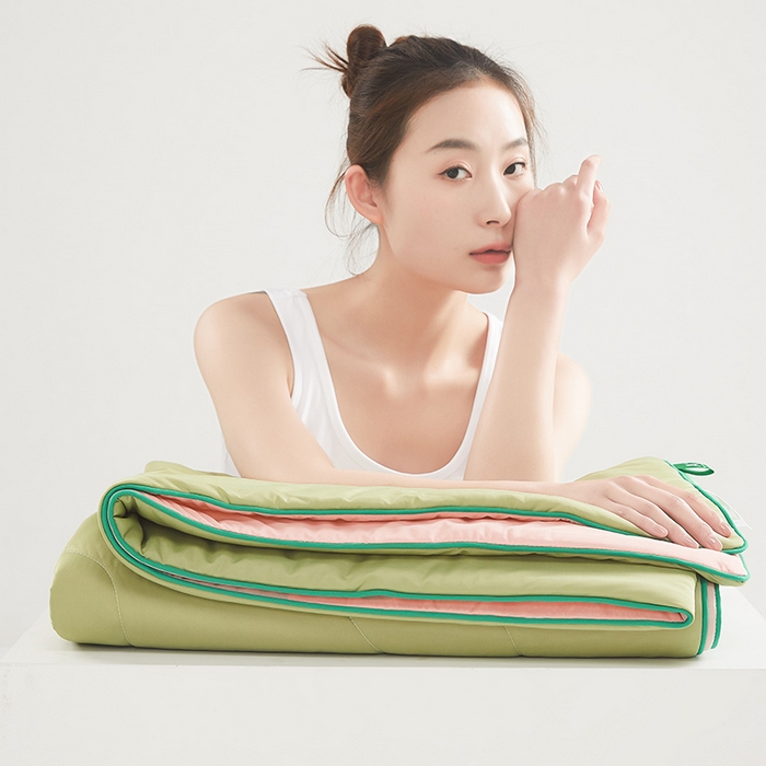 91家纺网 家纺一手货源 找家纺 爱彼家纺 2026新款A类氨纶凉感丝西瓜大豆空调被夏被夏凉被（控价最低79.9/89.9/99.9） 瓜瓜被-蜜瓜粉