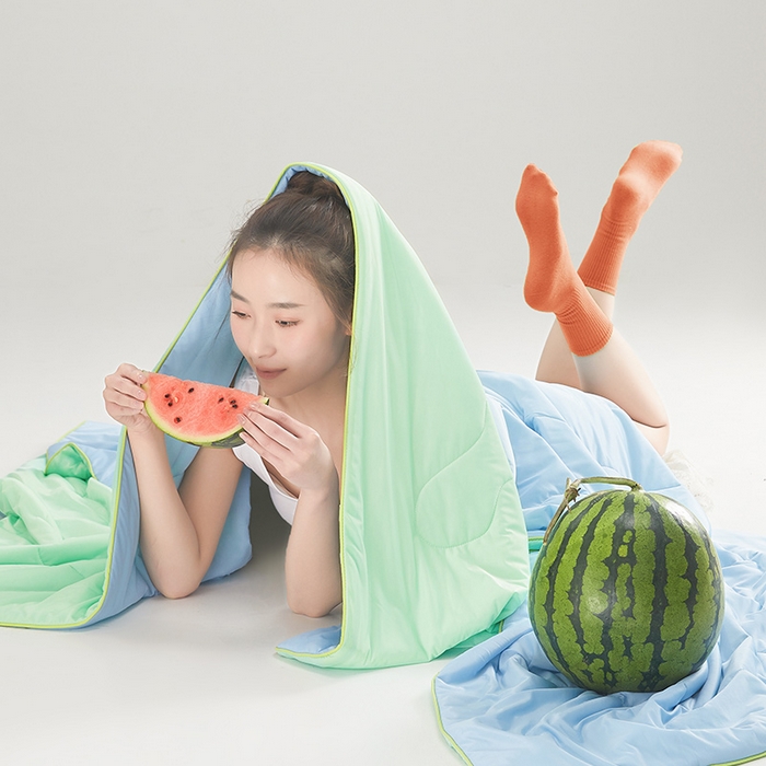 91家纺网 家纺一手货源 找家纺 爱彼家纺 2026新款A类氨纶凉感丝西瓜大豆空调被夏被夏凉被（控价最低79.9/89.9/99.9） 瓜瓜被-蜜蓝绿