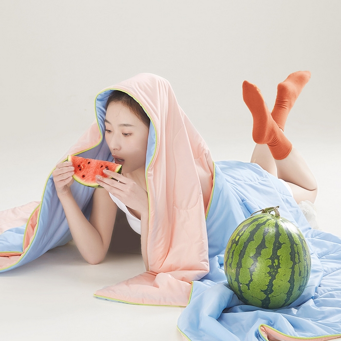 91家纺网 家纺一手货源 找家纺 爱彼家纺 2026新款A类氨纶凉感丝西瓜大豆空调被夏被夏凉被（控价最低79.9/89.9/99.9） 瓜瓜被-西瓜粉