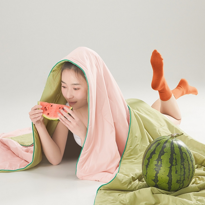 91家纺网 家纺一手货源 找家纺 爱彼家纺 2026新款A类氨纶凉感丝西瓜大豆空调被夏被夏凉被（控价最低79.9/89.9/99.9） 瓜瓜被-蜜瓜粉