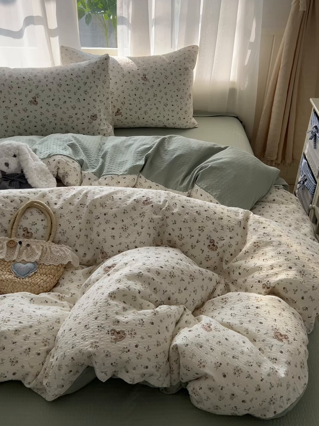 91家纺网 家纺一手货源 找家纺 童颜 2026新款泡芙纱小碎花四件套 春日小马