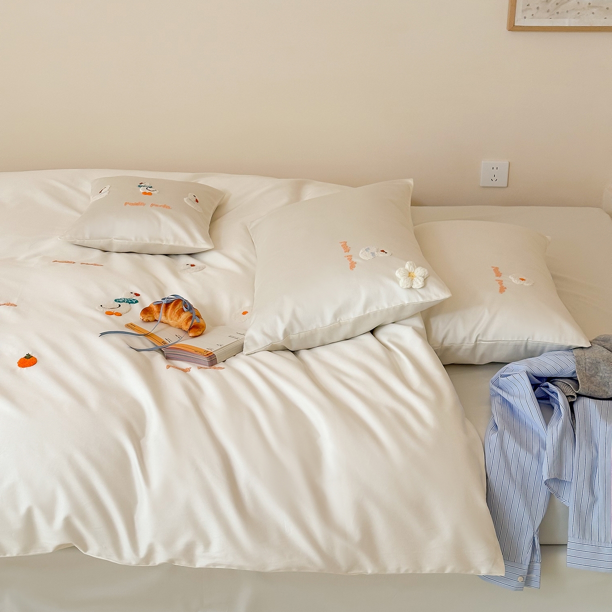 91家纺网 家纺一手货源 找家纺 （总）极简 2026新款长绒棉毛巾绣四件套-萌鸭乐园（需要买家秀，联系门市客服。小号控价258标准288加大308）