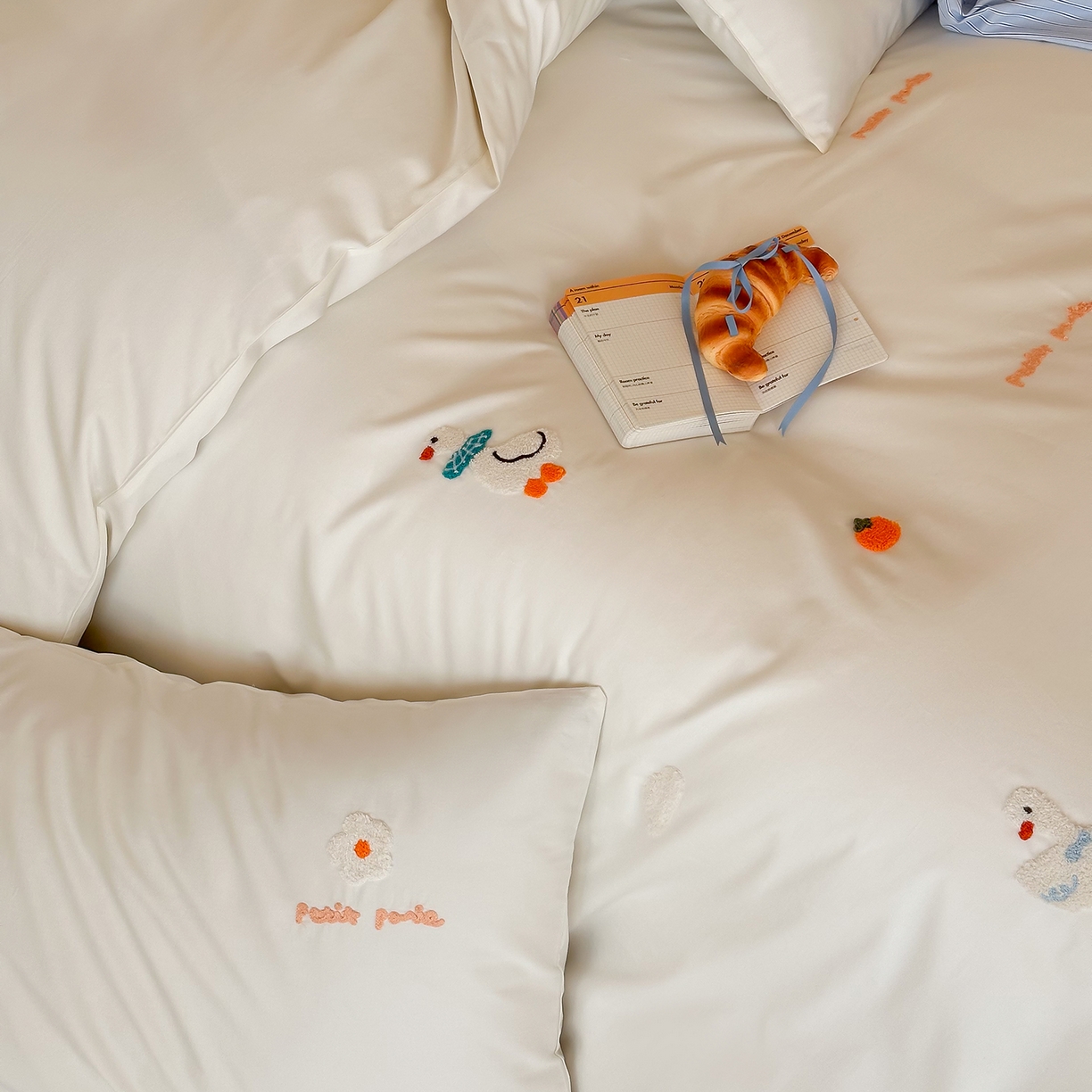 91家纺网 家纺一手货源 找家纺 极简 2026新款长绒棉毛巾绣四件套-萌鸭乐园（需要买家秀，联系门市客服。小号控价258标准288加大308） 萌鸭乐园-白