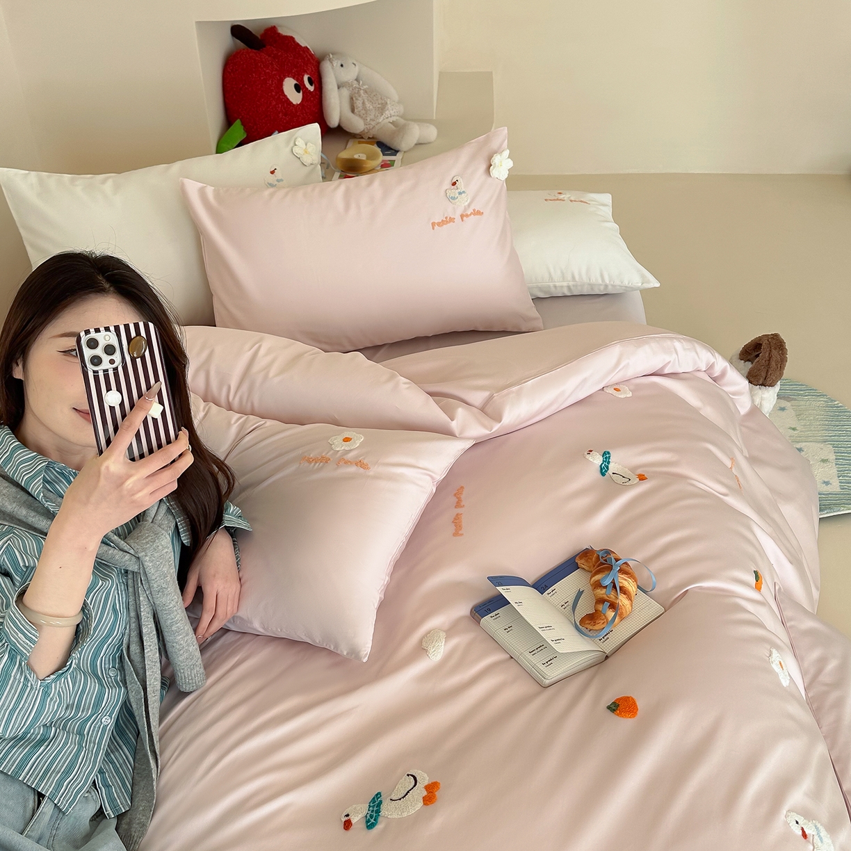 91家纺网 家纺一手货源 找家纺 极简 2026新款长绒棉毛巾绣四件套-萌鸭乐园（需要买家秀，联系门市客服。小号控价258标准288加大308） 萌鸭乐园-粉