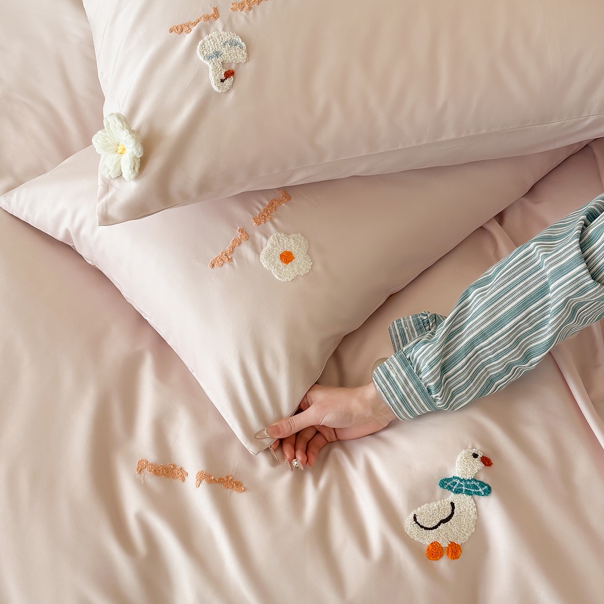 91家纺网 家纺一手货源 找家纺 极简 2026新款长绒棉毛巾绣四件套-萌鸭乐园（需要买家秀，联系门市客服。小号控价258标准288加大308） 萌鸭乐园-粉