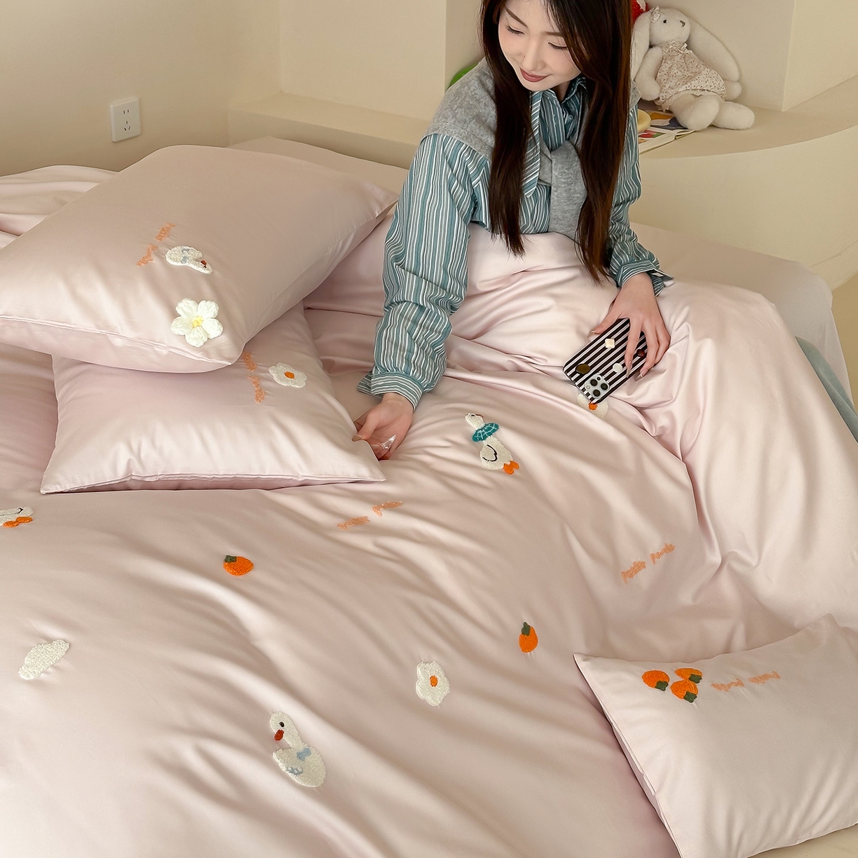 91家纺网 家纺一手货源 找家纺 极简 2026新款长绒棉毛巾绣四件套-萌鸭乐园（需要买家秀，联系门市客服。小号控价258标准288加大308） 萌鸭乐园-粉