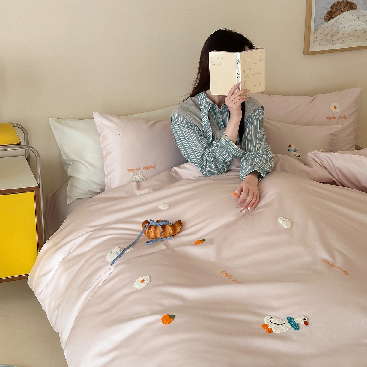 91家纺网 家纺一手货源 找家纺 极简 2026新款长绒棉毛巾绣四件套-萌鸭乐园（需要买家秀，联系门市客服。小号控价258标准288加大308） 萌鸭乐园-粉