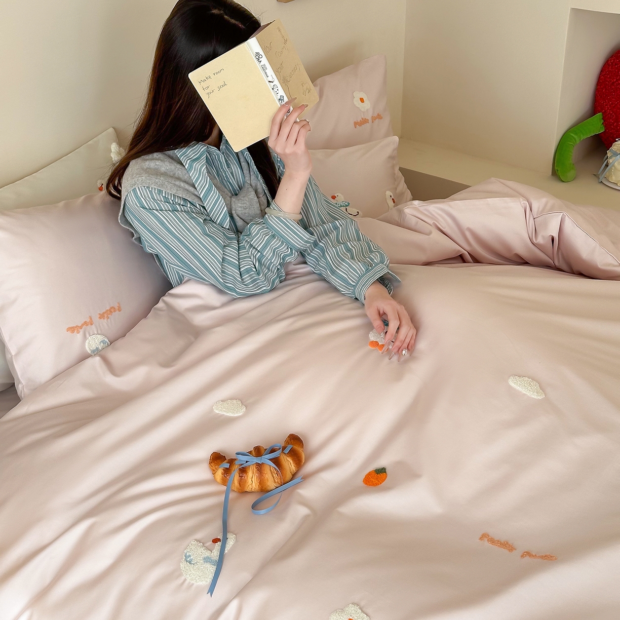 91家纺网 家纺一手货源 找家纺 极简 2026新款长绒棉毛巾绣四件套-萌鸭乐园（需要买家秀，联系门市客服。小号控价258标准288加大308） 萌鸭乐园-粉