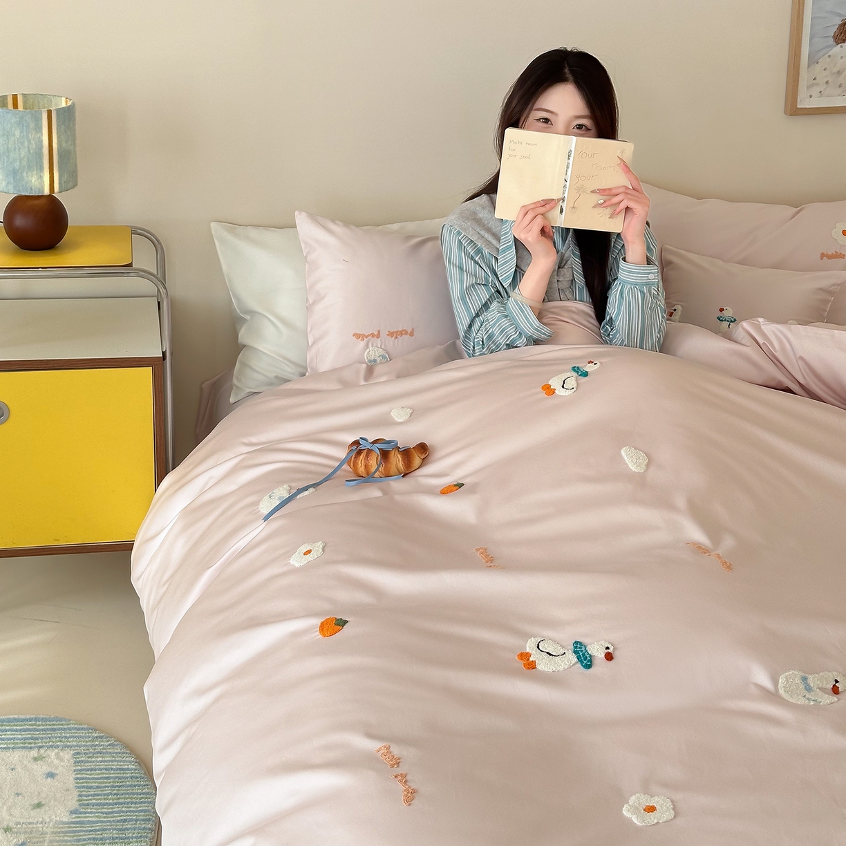 91家纺网 家纺一手货源 找家纺 极简 2026新款长绒棉毛巾绣四件套-萌鸭乐园（需要买家秀，联系门市客服。小号控价258标准288加大308） 萌鸭乐园-粉