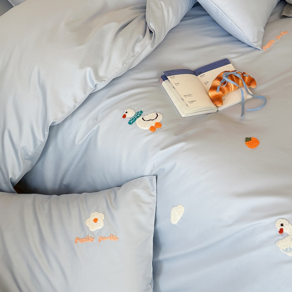 91家纺网 家纺一手货源 找家纺 极简 2026新款长绒棉毛巾绣四件套-萌鸭乐园（需要买家秀，联系门市客服。小号控价258标准288加大308） 萌鸭乐园-蓝