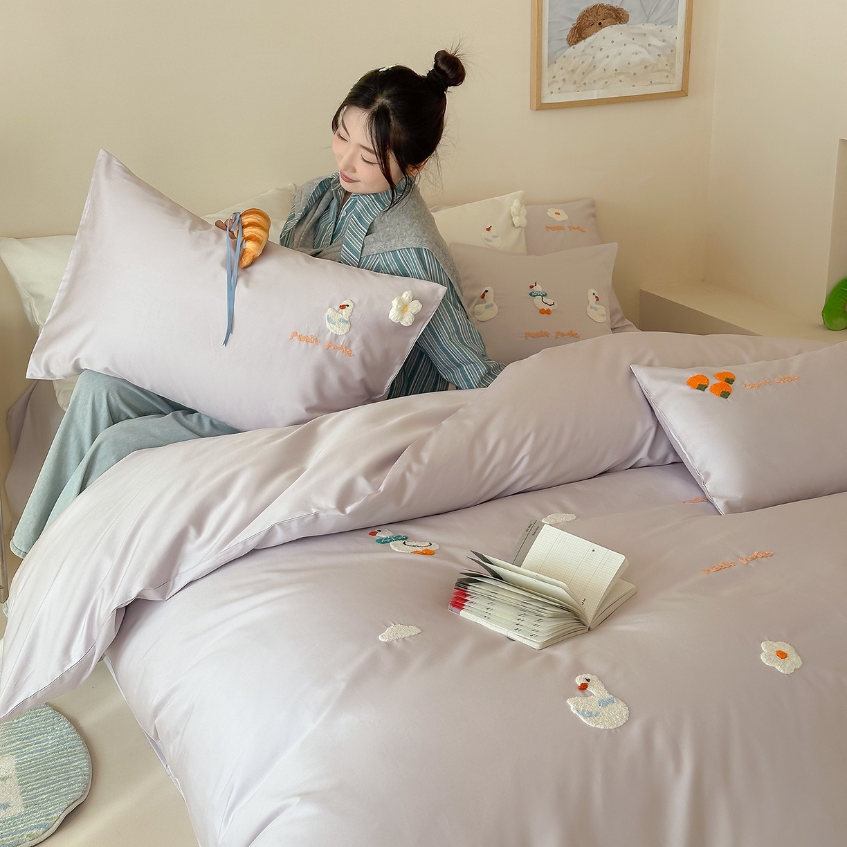 91家纺网 家纺一手货源 找家纺 极简 2026新款长绒棉毛巾绣四件套-萌鸭乐园（需要买家秀，联系门市客服。小号控价258标准288加大308） 萌鸭乐园-紫